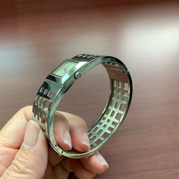 Burberry caged bangle watch - Picture 3 of 8